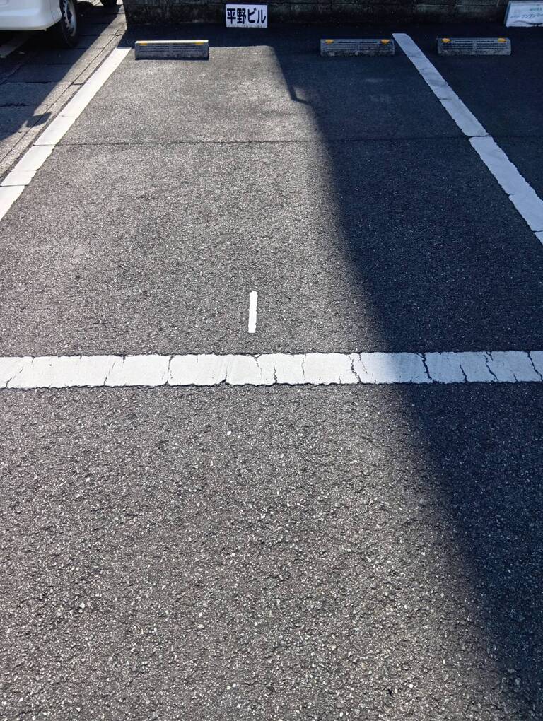 店舗向かい駐車場